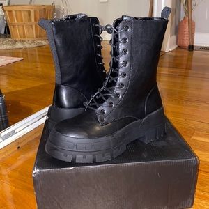 NWT: Combat chunky zip up boots with laces